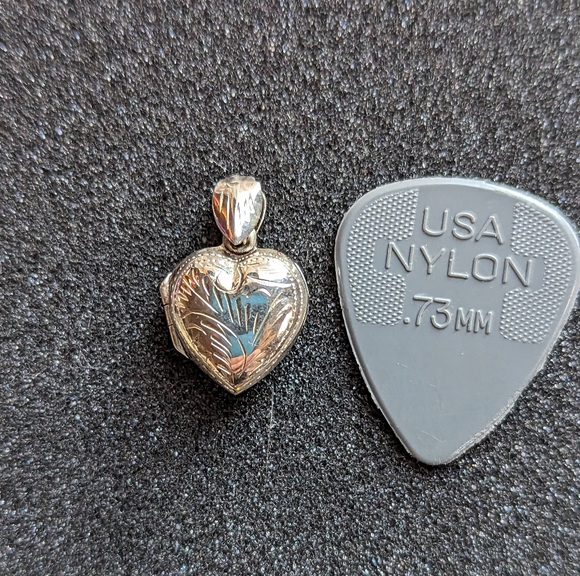 Vintage Heart Locket Genuine Silver - Picture 4 of 4